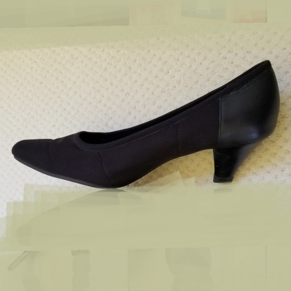 Pre-owned What's What black pump. Size 8.5